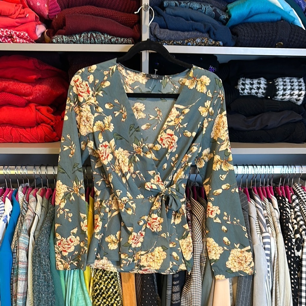 Vici dark sage/yellow floral print long sleeve wrap top size S